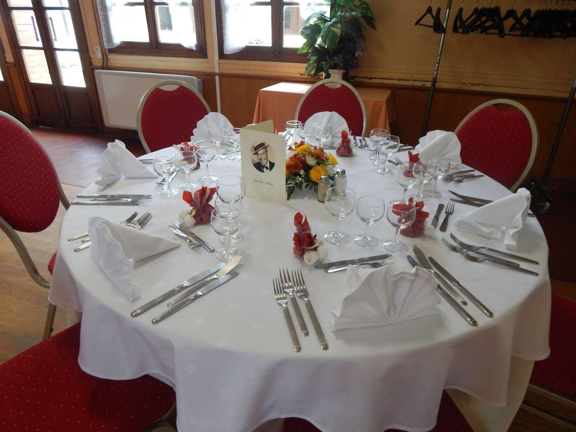 Hotel Restaurant Le Cygne Conches-en-Ouche Ngoại thất bức ảnh